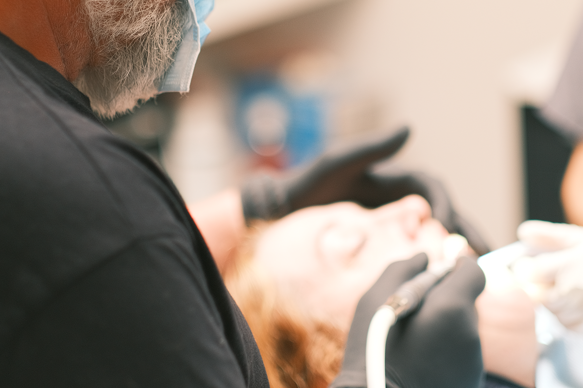 Injections d’acide hyaluronique : pour un sourire rajeuni et un visage harmonieux